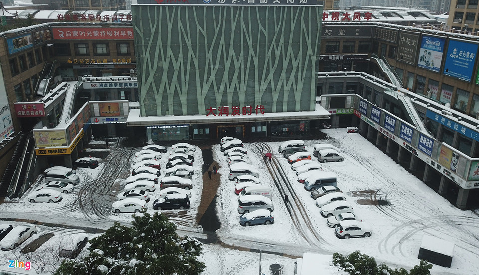 Hàng nghìn ôtô ở Thường Châu bị tuyết phủ nhiều ngày